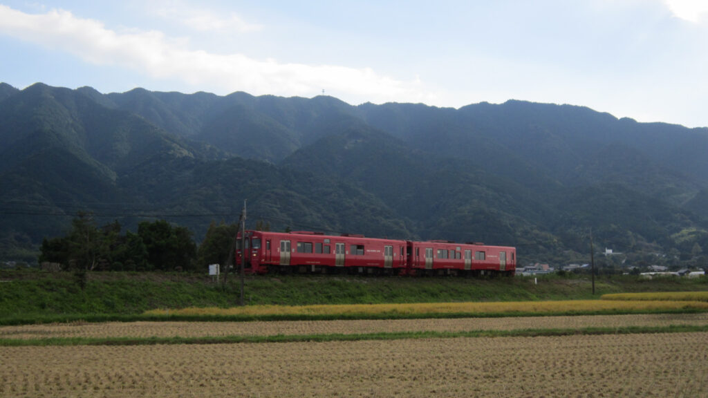 久留米市田主丸町を走る列車