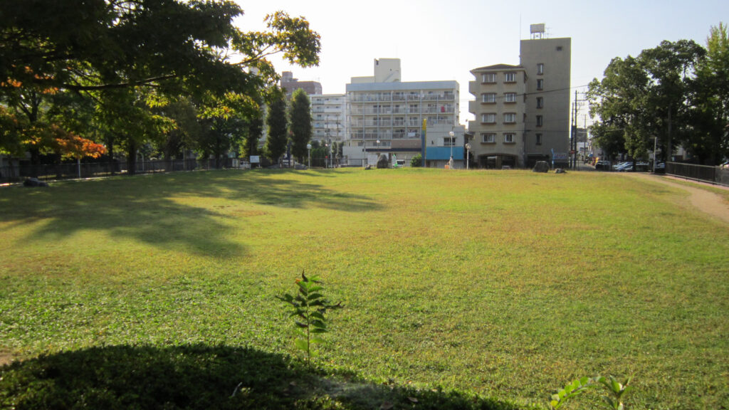 小頭町公園の広場