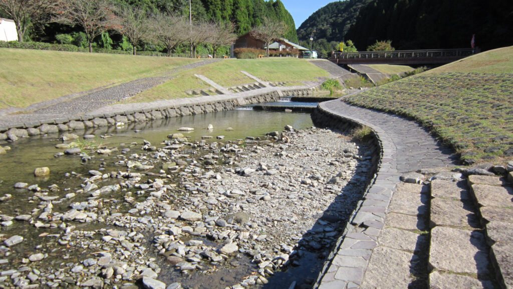 一ノ瀬親水公園を流れる高良川