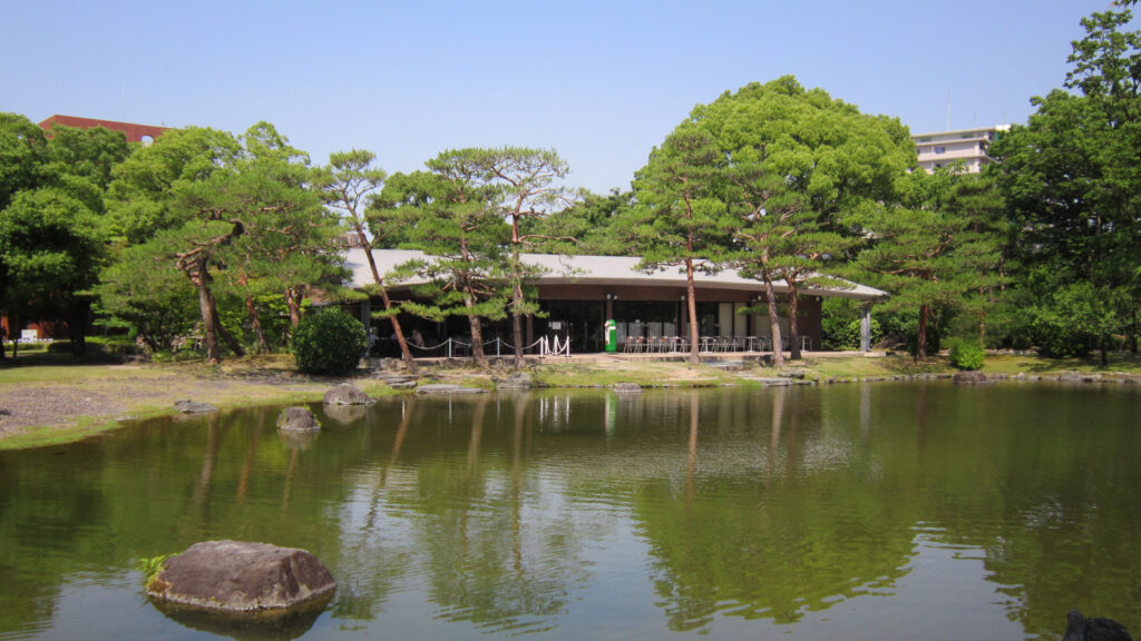 石橋文化センターの楽水亭(池側)